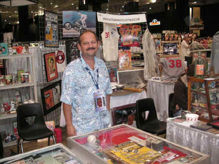 GregInBooth.JPG (98341 bytes)