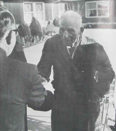 StaggGreetGovernor.JPG (32024 bytes)