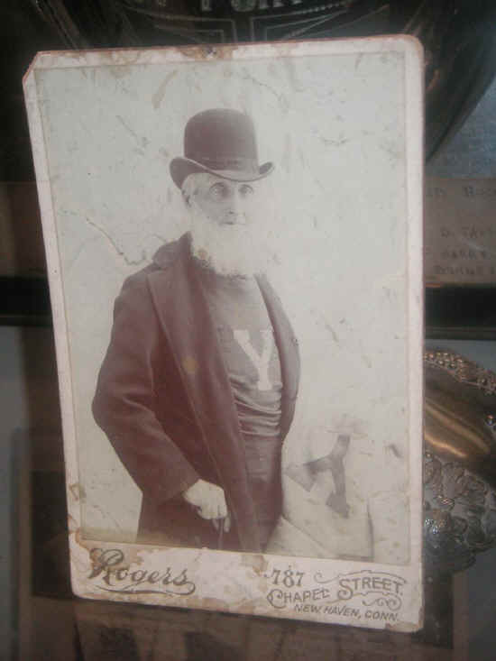 Old Pop Smith Cabinet.JPG (104566 bytes)