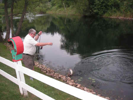 Mike Fishing (2).JPG (167993 bytes)