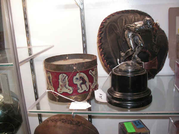 red bb drum and speed skater in booth.jpg (105402 bytes)