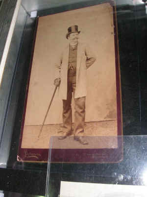 PICT2500_900x1200.jpg (151778 bytes)