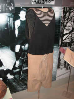 PICT9950_900x1200.jpg (162478 bytes)