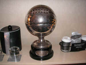 SpaldingBasketballTrophy_1200x900.jpg (208023 bytes)