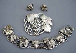 jewlry2.jpg (19789 bytes)