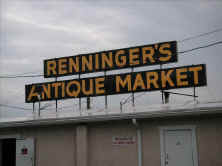 RenningersSignOnRoof.jpg (48930 bytes)